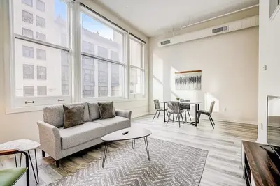 Image de CozySuites - 2br with Direct Skybridge Access #1