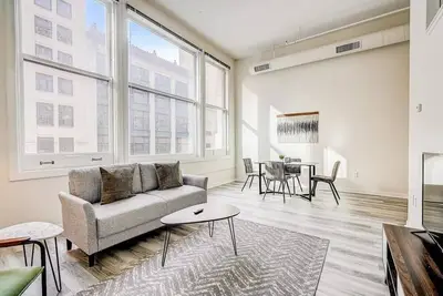 Image de Two CozySuites Apartment with Skybridge Access #2