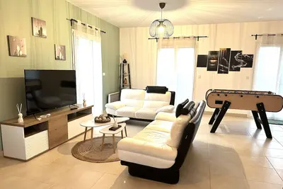 Image de Maison romantique ou familiale avec jacuzzi, sauna, salle de cinéma, babyfoot. .