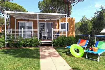Image de Maison mobile avec air conditionné, piscine dans un endroit ensoleillé