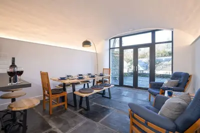2 Bedroom Waterhead Range Cottage by LetMeStay