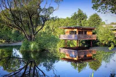Image de Spectacular TinyHouse on steel pillars in the horse pond - with wood-burning stove, air conditioning, surrounding terrace, barbecue. June - September minimum rental period 1 week Sat-Sat.