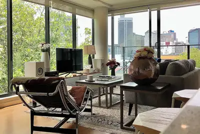 Image de Central City Condo, 2Brm, 2ensuites, Study, Concierge, Gym/Pool, Garage.