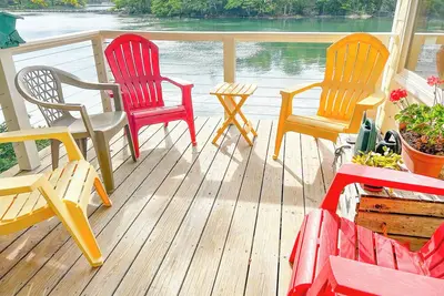 Image de Dash Inn: Your Salt-Water Cove Retreat with Stunning Views, Ac & Dog-Friendly!