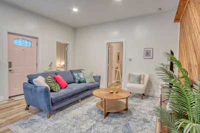 Image de Cozy sleeps 7, Fenced backyard, 5 min to Lucas oil stadium and downtown