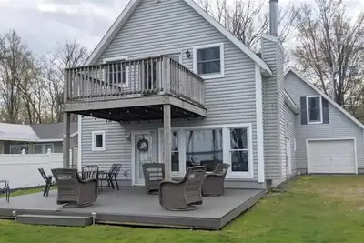 Image de Beautiful Oneida Lake Shore Home and Yard