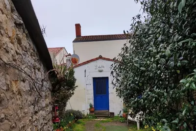 Maison ancienne avec 1 chambre et son petit jardin, plein centre d'Angles