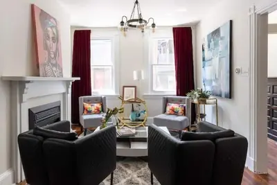 Image de Spacious 3-Story Historic Home, Walk to Square  W/4 Br, Patio & Free Parking.