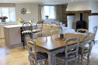 Image de Beautiful converted stone barn in the peaceful Lot countryside\n