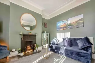 Image de Luxurious Victorian Seaside House - 3 bedrooms & 3 bathrooms. Private parking.