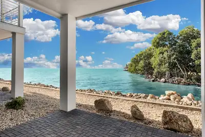 Image de Ocean front home has 2 bedrooms, 2 baths and amazing ocean views.