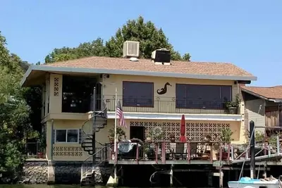 Image de 2600sf Lakefront Home with Dock, Spa, Kayak and Sup. 3 Bdrms, 3 baths - 7 beds