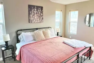 Image de Private, Stylish Townhome near Isu & Hospital