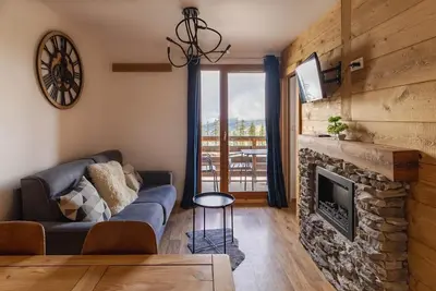 Image de 2ème étage, remise en forme, piscine, sauna, balcon, cheminée ou poêle à bois, télévision