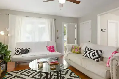 Image de Stylish boho-chic bungalow retreat downtown Durham. . \n\n