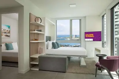 Image de Private balcony with panoramic views of Downtown Miami and Biscayne Bay.