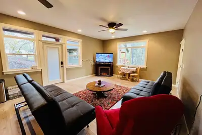 Image de Luxury studio in the private hillside of Trail. Wi-Fi & Pet Friendly!