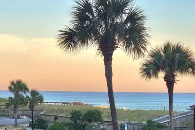 Image de Remodeled 2022! Beach Front at Jetty East! One Free Beach Chair Setup Daily!