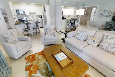 Image de Light, Bright, and Updated Gulf Front at Jetty East! One Free Beach Chair Setup