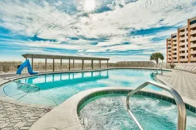 Image de Beach Front Unit At Jetty East! 1 Free Beach Chair Set Up Daily!
