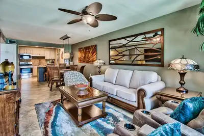 Image de Beautiful, customized beach front unit. One beach chair set up daily.