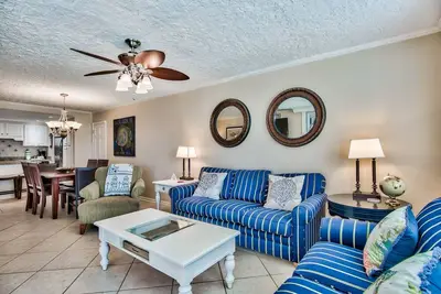 Image de Gulf view unit at Jetty East! One beach chair set up daily.