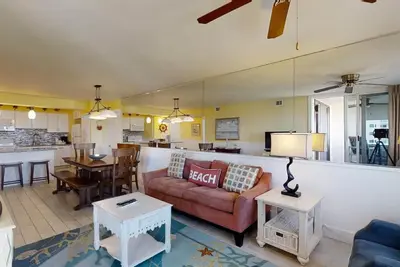 Image de Recently renovated! One free beach chair set up daily.