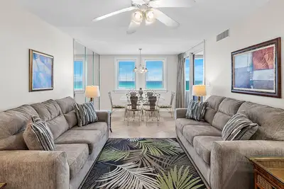 Image de Spacious three-bedroom unit! One free beach chair set up daily.