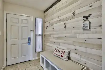 Image de Spacious three-bedroom unit! One free beach chair set up daily.
