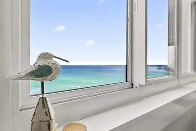 Image de Gulf view/Beach front unit! Enjoy one free beach chair set up and umbrella each