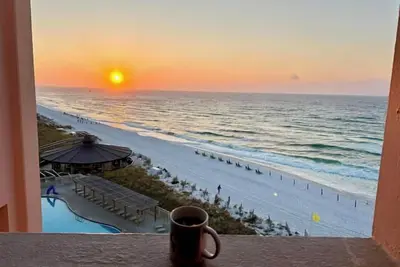 Image de Gulf view/Beach front unit! Enjoy one free beach chair set up and umbrella each