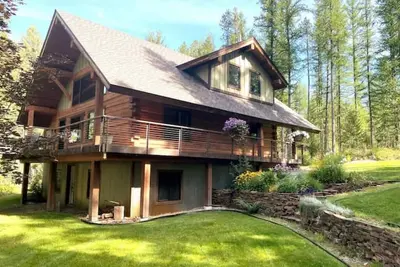 Image de Glacier Log Home with Private River Access
