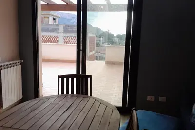 Image de Vacation home near airport. Close to the airport, close to the sea, close to you. . .