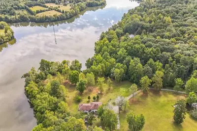 Image de Lakefront Villa on Lake Orange Va\nThe first floorspace is blocked for cleaning \n