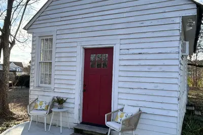 Image de The Cottage @ the Farmhouse. 20 minutes from Dt Raleigh!