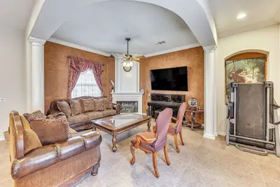 Image de Upscale Triplex w/ Pool Access in Riverside!