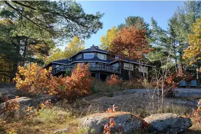 Image de Cottage with commanding views of the lake on a large piece of Canadian Shield