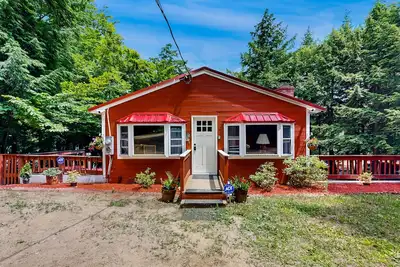 Image de Waterfront home with firepit, grill, & scenic deck - near outdoor recreation