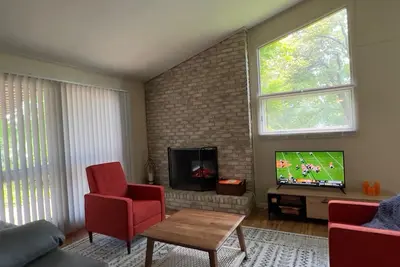 Image de Explore Upstate South Carolina-Tween Two Cats Seneca's Perfect Spot!