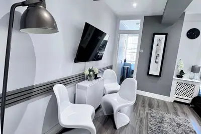 Image de 5 min to Hyde Park! Family-sized condo with washer/dryer & free wi-fi