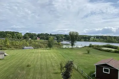 Image de The Lazy Bear Lake House on beautiful Bear Lake, covered deck, great view