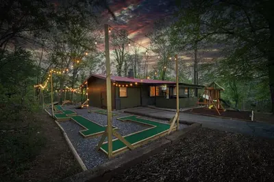 Image de Putt N’ Stay Cabin, Mini Golf w/ Game Room Minutes To Pigeon Forge & Gatlinburg