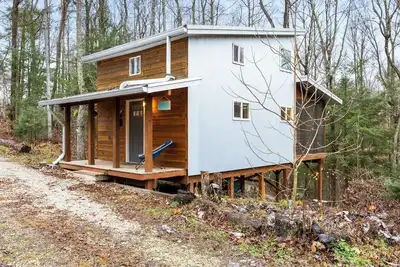 Image de Big Leaf: a cleverly designed off-grid cabin for climbers and hikers alike