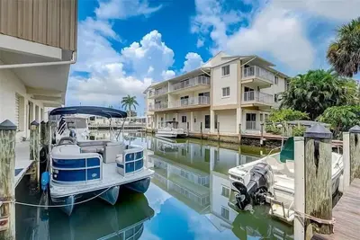 Image de Water Views, Gorgeously Renovated, & Oversized Screened Lanai Condo!