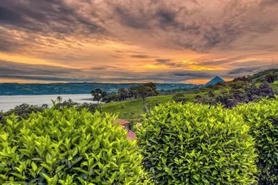 Image de Spellbinding views, 4 full suites, Hot Tub!