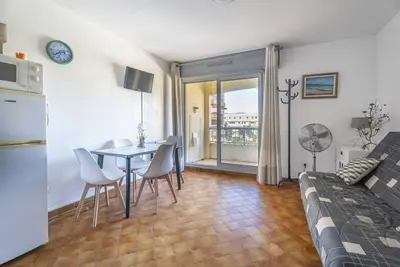 Image de Studio pour 4 Personnes avec Balcon à 10 min de la Plage, au Cœur du Village