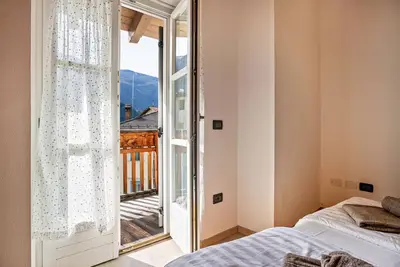 Image de Appartement \"Casa Batistei Ribes\" avec vue sur le lac, balcon et Wi-Fi