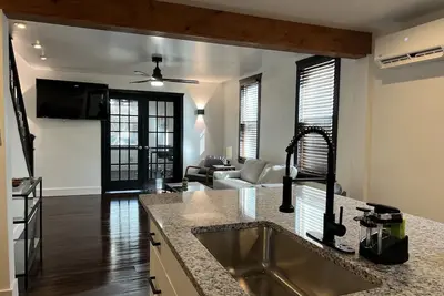 Image de Pet Friendly Spacious Luxe Corner House for Professionals - Left Side