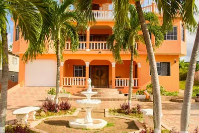 Image de Spacious Seaside Retreat with Breathtaking Views & Grand Design - Near Ocho Rios