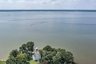 Image de Historic Waterfront Escape • Dock, Deck, Fire Pit, Views, Peace & Kayaks